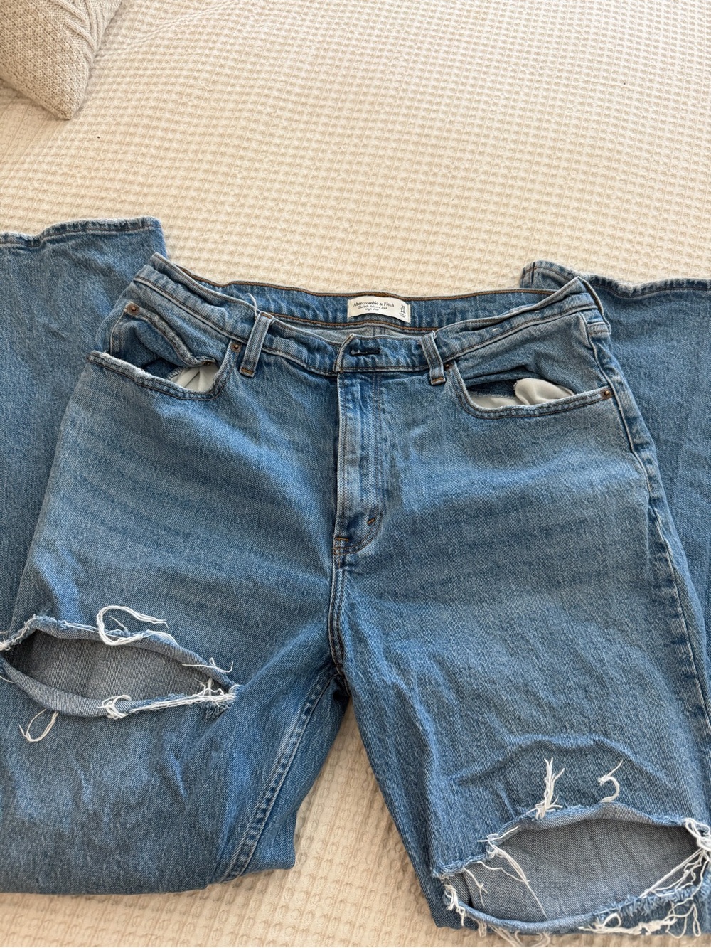 Abercrombie 90’s high rise relaxed Jean